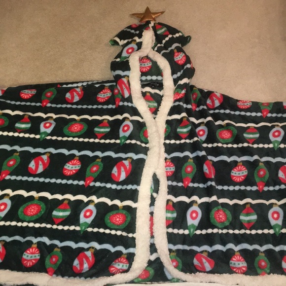 New! 🎄✨ Soft & Cozy Holiday Hooded Wrap - Picture 2 of 7